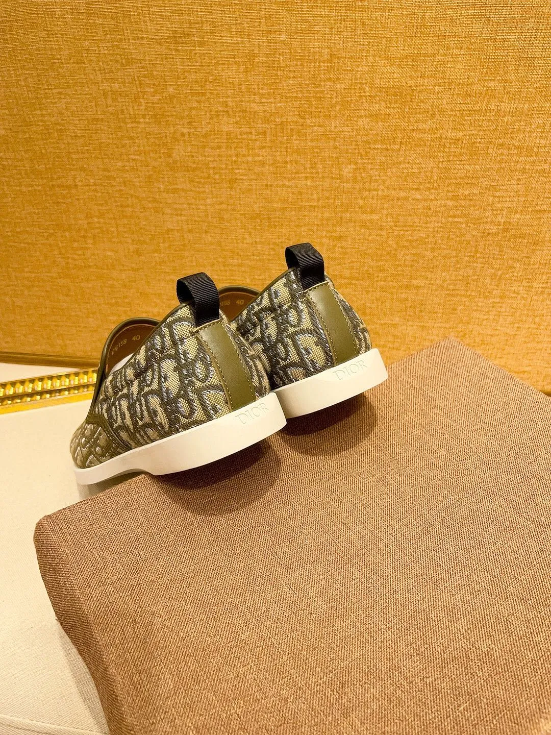 Factory price 380🔥[Dior] The latest 2024 new model is carefully crafted and set off the audience! An international brand that continues to innovate. This men's all-season casual shoe, the original version, has an all-leather upper, breathable and comfortable leather feet ➕Rubber non-slip outsole, breathable and comfortable, quality speaks for itself👄Color: two colors Size: 38-44
